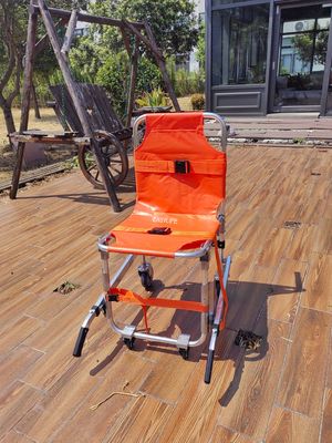 চার চাকা অ্যালুমিনিয়াম খাদ সিঁড়ি স্ট্রেচার জরুরী রোগীর স্থানান্তর জন্য ভাঁজযোগ্য পিভিসি কাপড়